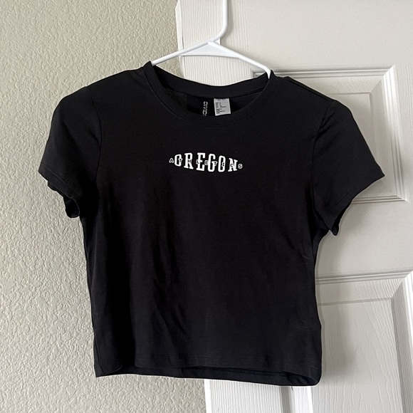 H&M Tops - H&M Oregon athletics cropped tee